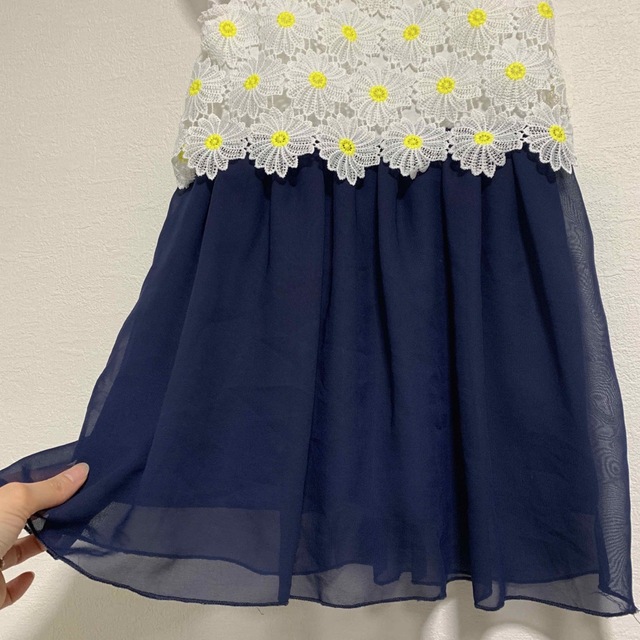 西松屋(ニシマツヤ)のお花刺繍ワンピース キッズ/ベビー/マタニティのキッズ服女の子用(90cm~)(ワンピース)の商品写真