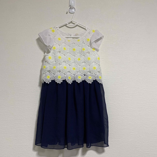 西松屋(ニシマツヤ)のお花刺繍ワンピース キッズ/ベビー/マタニティのキッズ服女の子用(90cm~)(ワンピース)の商品写真