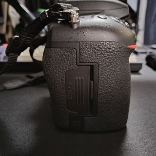 Nikon D750 +5,000円で縦グリつけます