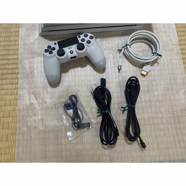 PlayStation4(プレイステーション4)の【美品】PS4 Pro CUH-7200B 1TB グレイシャーホワイト エンタメ/ホビーのゲームソフト/ゲーム機本体(家庭用ゲーム機本体)の商品写真