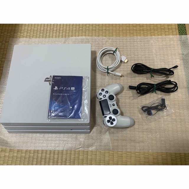 PlayStation4(プレイステーション4)の【美品】PS4 Pro CUH-7200B 1TB グレイシャーホワイト エンタメ/ホビーのゲームソフト/ゲーム機本体(家庭用ゲーム機本体)の商品写真