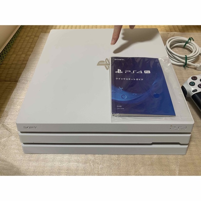 PlayStation4(プレイステーション4)の【美品】PS4 Pro CUH-7200B 1TB グレイシャーホワイト エンタメ/ホビーのゲームソフト/ゲーム機本体(家庭用ゲーム機本体)の商品写真