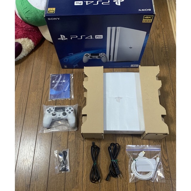 PlayStation4(プレイステーション4)の【美品】PS4 Pro CUH-7200B 1TB グレイシャーホワイト エンタメ/ホビーのゲームソフト/ゲーム機本体(家庭用ゲーム機本体)の商品写真