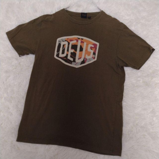 Deus ex Machina(デウスエクスマキナ)のDEUS ロゴ Tシャツ M カーキ メンズのトップス(Tシャツ/カットソー(半袖/袖なし))の商品写真