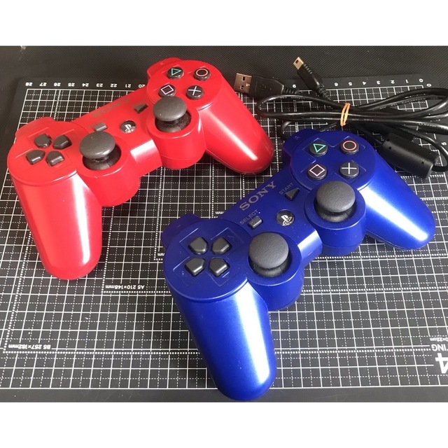PlayStation3(プレイステーション3)のPS3コントローラー2個セットケーブル1本付き エンタメ/ホビーのゲームソフト/ゲーム機本体(家庭用ゲーム機本体)の商品写真