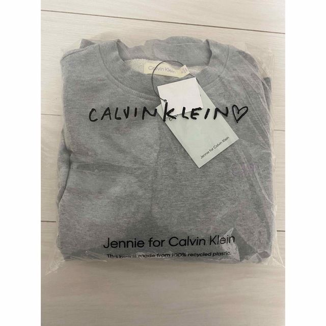 Calvin Klein(カルバンクライン)のJennie for CalvinKleinフレンチテリークルーネックスウェット レディースのトップス(トレーナー/スウェット)の商品写真