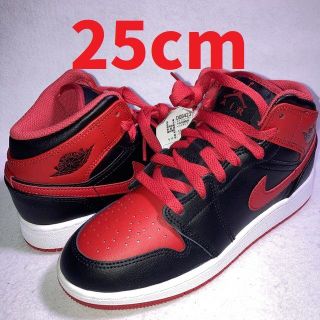NIKE - エアジョーダン1 MID GS 黒 赤 白 25cm 箱付きの通販|ラクマ