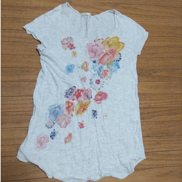 LOWRYS FARM(ローリーズファーム)のLOWRYS FARM　花柄　Ｔシャツ レディースのトップス(Tシャツ(半袖/袖なし))の商品写真