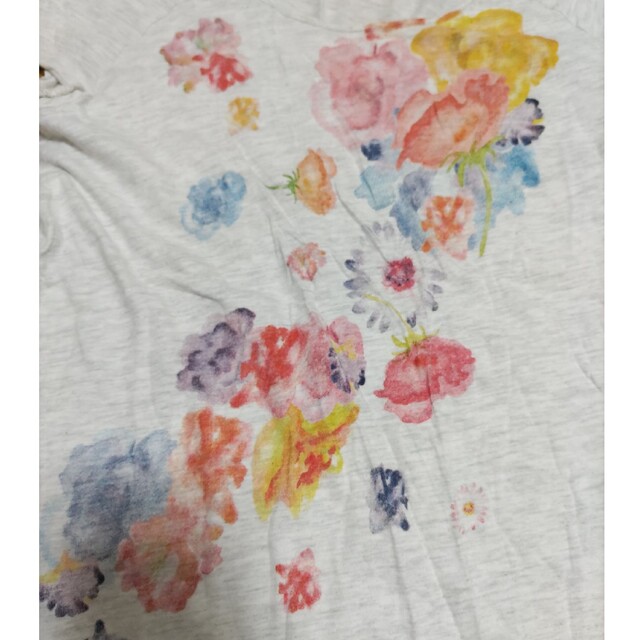 LOWRYS FARM(ローリーズファーム)のLOWRYS FARM　花柄　Ｔシャツ レディースのトップス(Tシャツ(半袖/袖なし))の商品写真