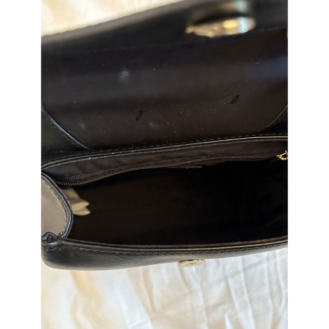 agnes b.(アニエスベー)のアニエスベー レザー ショルダーバッグ ロゴ金具 ブラック 黒 フラップ レディースのバッグ(ショルダーバッグ)の商品写真