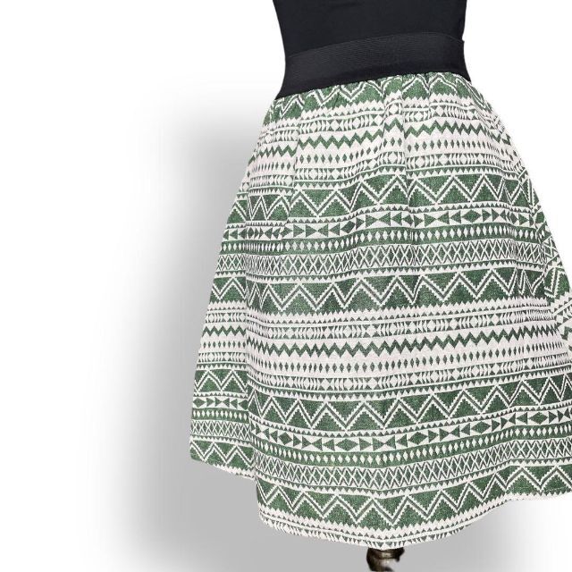 Fillil(フィリル)の【極美品】フィリル　ジャガード織り　バルーンスカート　ウエストゴムでメリハリ☆ レディースのスカート(ひざ丈スカート)の商品写真
