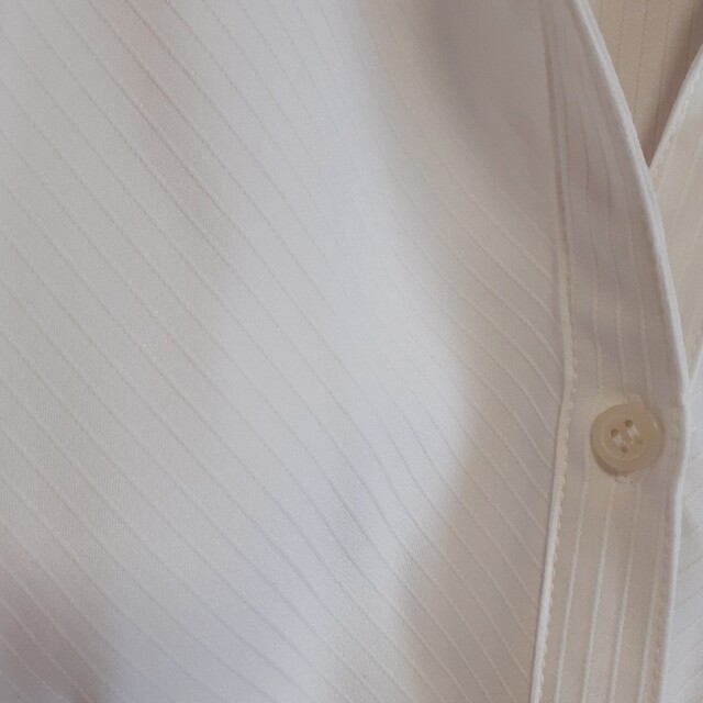 Avail(アベイル)の半袖ブラウス　白色　オフィスブラウス　半袖シャツ レディースのトップス(シャツ/ブラウス(半袖/袖なし))の商品写真