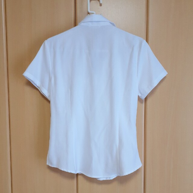 Avail(アベイル)の半袖ブラウス　白色　オフィスブラウス　半袖シャツ レディースのトップス(シャツ/ブラウス(半袖/袖なし))の商品写真