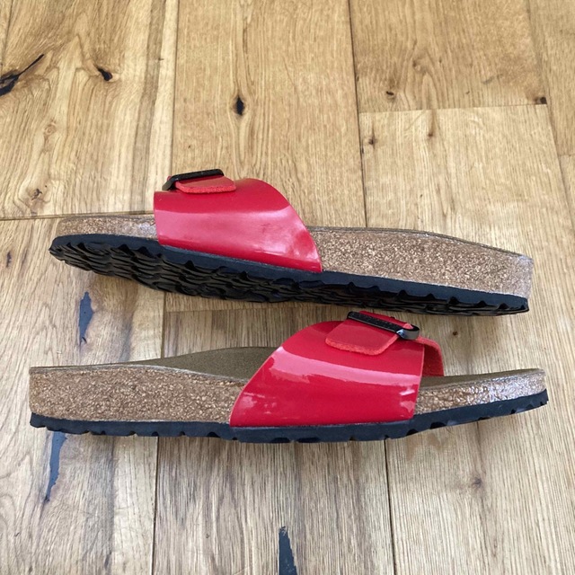 BIRKENSTOCK(ビルケンシュトック)の新品送料込み　ビルケンシュトック　マドリッド　サンダル　レッドパテント　24cm レディースの靴/シューズ(サンダル)の商品写真