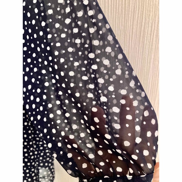 一回着用　ドット　濃紺　シフォンブラウス レディースのトップス(シャツ/ブラウス(長袖/七分))の商品写真