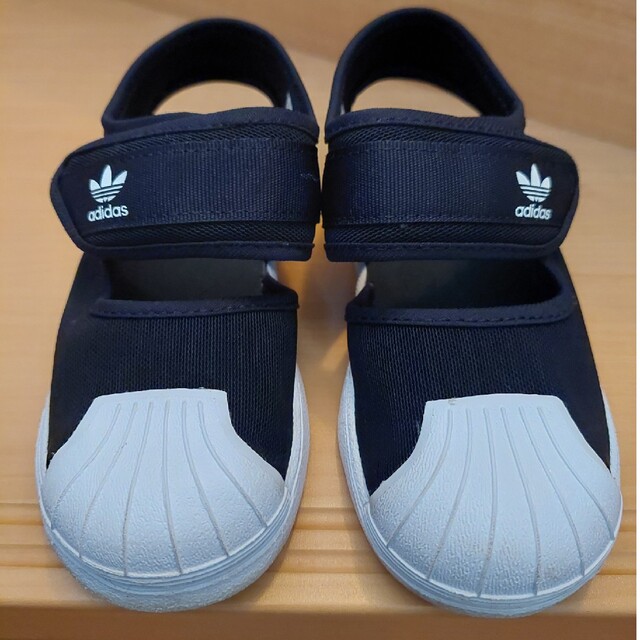 adidas(アディダス)の【中古】adidas サンダル 15cm キッズ/ベビー/マタニティのキッズ靴/シューズ(15cm~)(サンダル)の商品写真