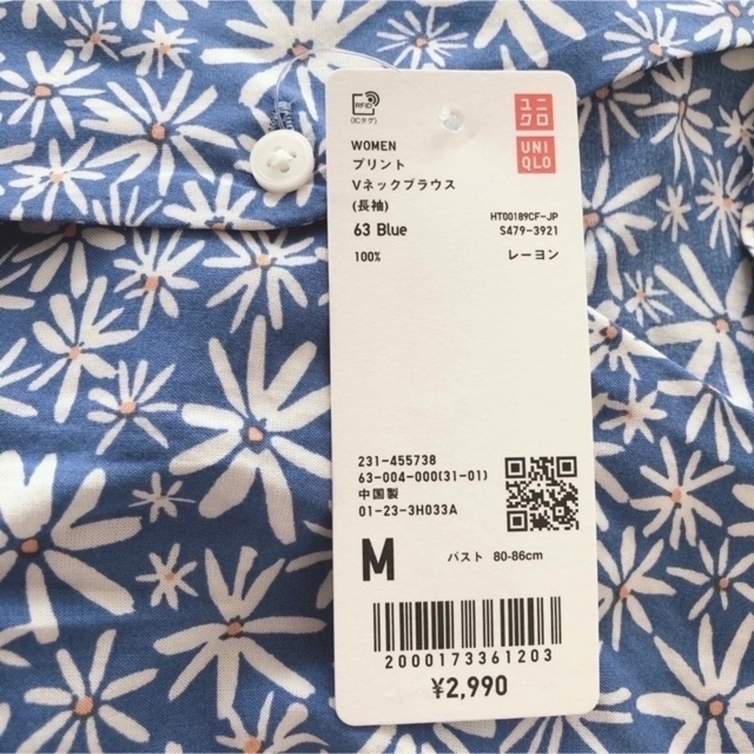 UNIQLO(ユニクロ)の【レーヨン100%】Ｖネック ブラウス UNIQLO 花柄 ブルー レディースのトップス(シャツ/ブラウス(長袖/七分))の商品写真