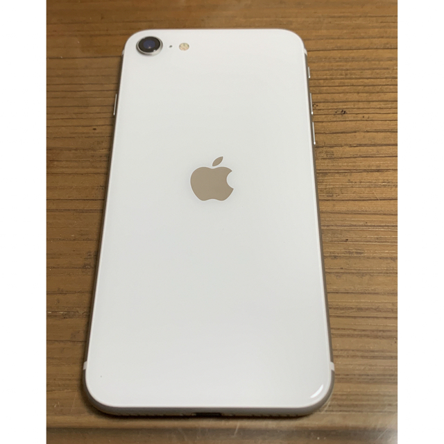 Apple iPhone SE 第2世代　64GB ホワイト（再々値下げ） スマホ/家電/カメラのスマートフォン/携帯電話(スマートフォン本体)の商品写真