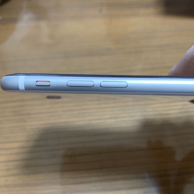 Apple iPhone SE 第2世代　64GB ホワイト（再々値下げ） スマホ/家電/カメラのスマートフォン/携帯電話(スマートフォン本体)の商品写真
