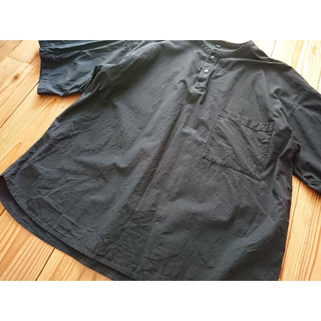 MUJI (無印良品)(ムジルシリョウヒン)の無印良品 強撚さらっとポプリンプルオーバー半袖シャツ S 黒ブラック メンズのトップス(シャツ)の商品写真
