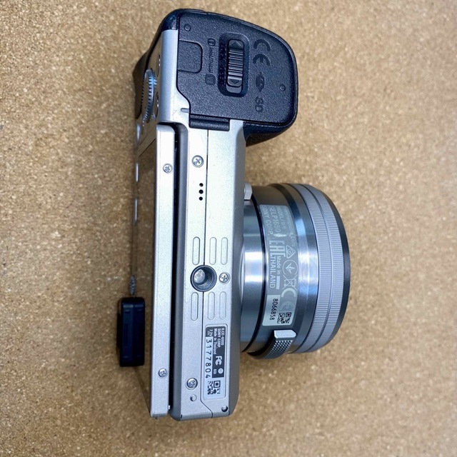 SONY(ソニー)のミラーレス一眼　SONY α6000  シルバー　標準レンズ/SDカード付き スマホ/家電/カメラのカメラ(ミラーレス一眼)の商品写真