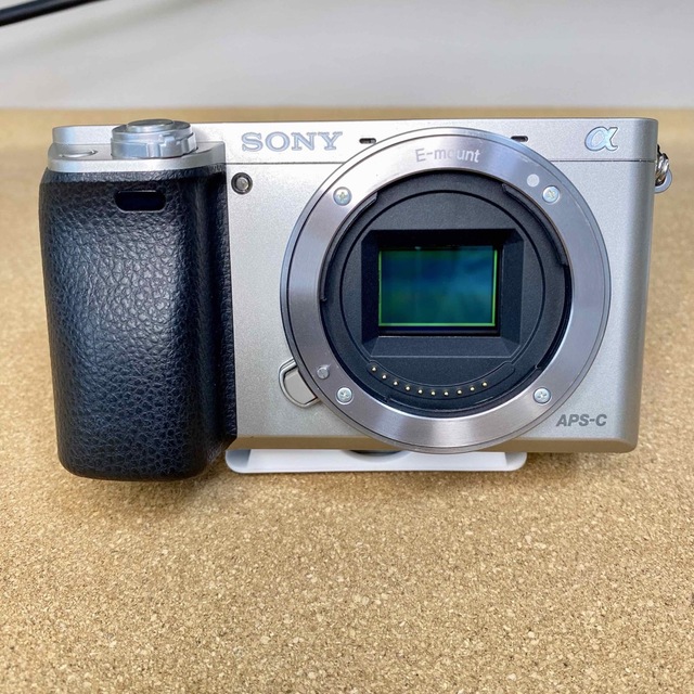 SONY(ソニー)のミラーレス一眼　SONY α6000  シルバー　標準レンズ/SDカード付き スマホ/家電/カメラのカメラ(ミラーレス一眼)の商品写真