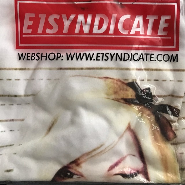 E1SYNDICATE M Tシャツ アリス Busted LSD ホワイト
