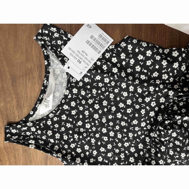 H&M ワンピース　花柄　新品未使用　90 キッズ/ベビー/マタニティのキッズ服女の子用(90cm~)(ワンピース)の商品写真