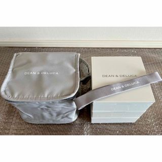 ディーンアンドデルーカ(DEAN & DELUCA)のDEAN & DELUCA 三段重 小 ホワイト保冷バッグ付き(弁当用品)