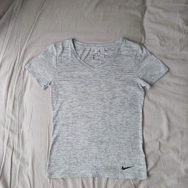 NIKE(ナイキ)のNIKE dri-fit Tシャツ レディースのトップス(Tシャツ(半袖/袖なし))の商品写真