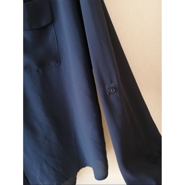 長袖シャツ　ブラウス　ネイビー　紺色 レディースのトップス(シャツ/ブラウス(長袖/七分))の商品写真