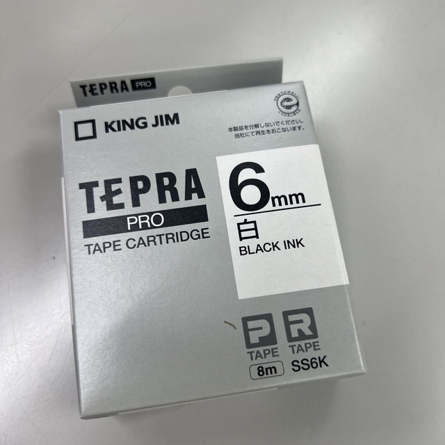 キングジム(キングジム)のテプラ・プロ テープカートリッジ 白ラベル 6mm 黒文字 SS6K(1コ入) インテリア/住まい/日用品のオフィス用品(OA機器)の商品写真