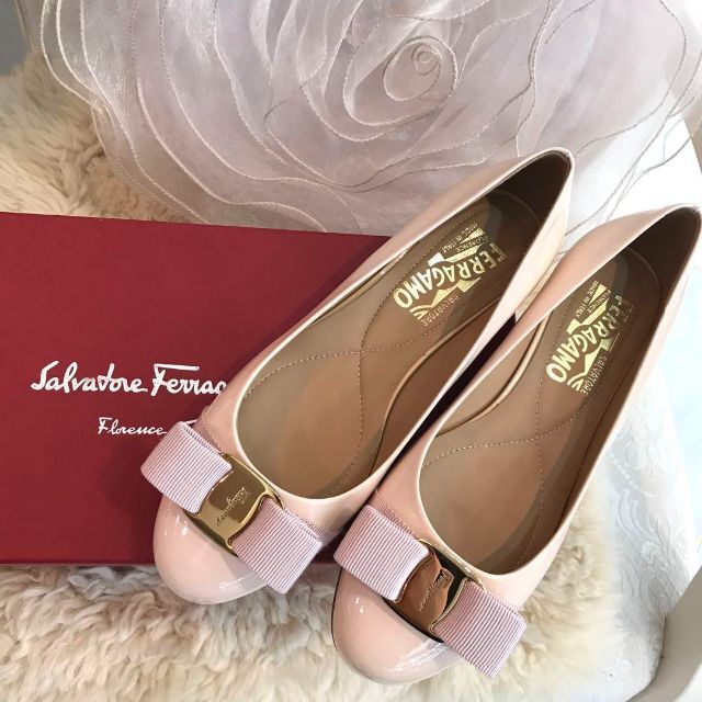 Salvatore Ferragamo(サルヴァトーレフェラガモ)の☆未使用品☆サルヴァトーレ・フェラガモ　ヴァリナ　パンプス　ヴァラ　フラット レディースの靴/シューズ(バレエシューズ)の商品写真