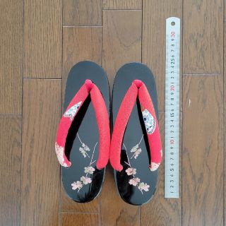 女性用下駄　桐・黒塗り　赤い鼻緒　24cm(下駄/草履)