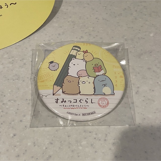 サンエックス(サンエックス)の【非売品・未使用】すみっコぐらし　サンバイザー　 缶バッジ　２点セット エンタメ/ホビーのおもちゃ/ぬいぐるみ(キャラクターグッズ)の商品写真