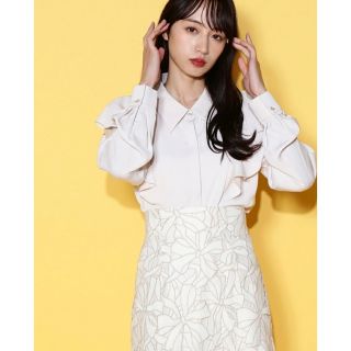 ジルバイジルスチュアート(JILL by JILLSTUART)の美品　ジルバイジルスチュアート　ビジューラッフルブラウス(シャツ/ブラウス(長袖/七分))