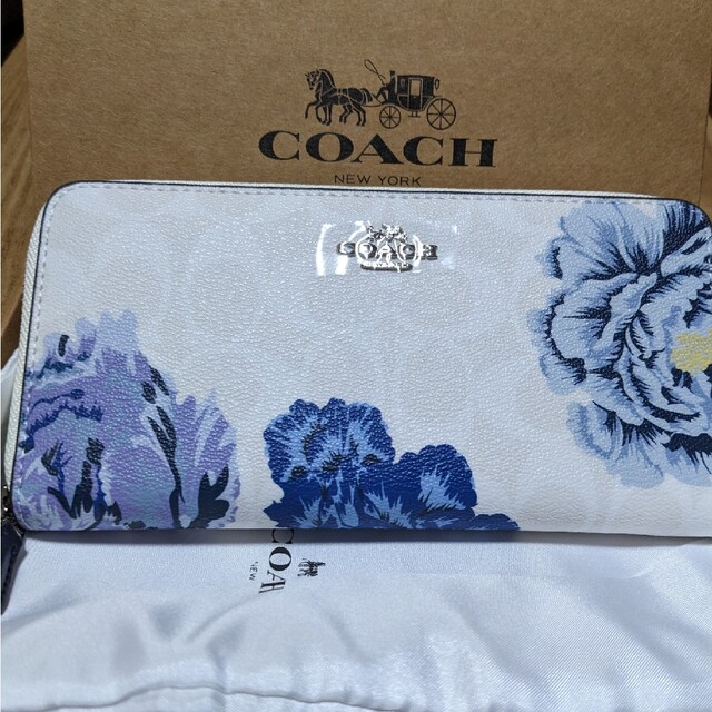 COACH(コーチ)のアウトレットコーチ　長財布　白系シグネチャー　青い大きな花柄模様 レディースのファッション小物(財布)の商品写真