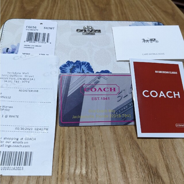 COACH(コーチ)のアウトレットコーチ　長財布　白系シグネチャー　青い大きな花柄模様 レディースのファッション小物(財布)の商品写真