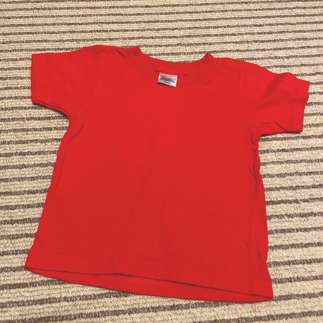 赤 100サイズ　キッズTシャツ キッズ/ベビー/マタニティのキッズ服女の子用(90cm~)(Tシャツ/カットソー)の商品写真