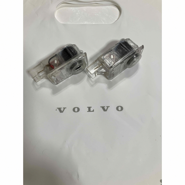 Volvo(ボルボ)のVOLVO ドアランプ　ロゴ　左右2個1組　中古 自動車/バイクの自動車(車内アクセサリ)の商品写真