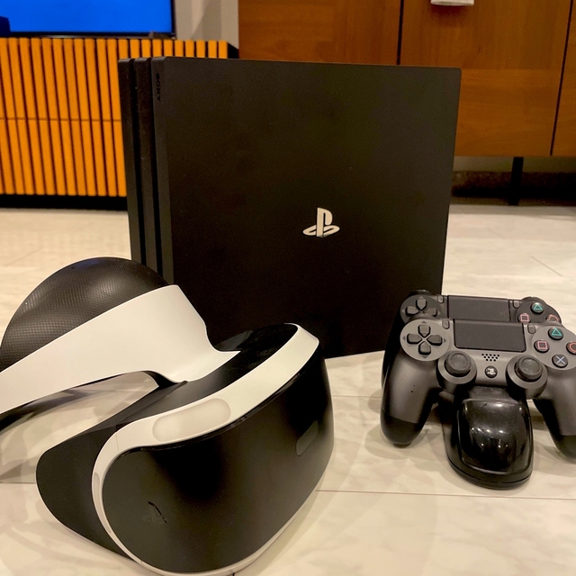 PlayStation4(プレイステーション4)のプレイステーション4 コントローラー×2 スタンド VR エンタメ/ホビーのゲームソフト/ゲーム機本体(家庭用ゲーム機本体)の商品写真