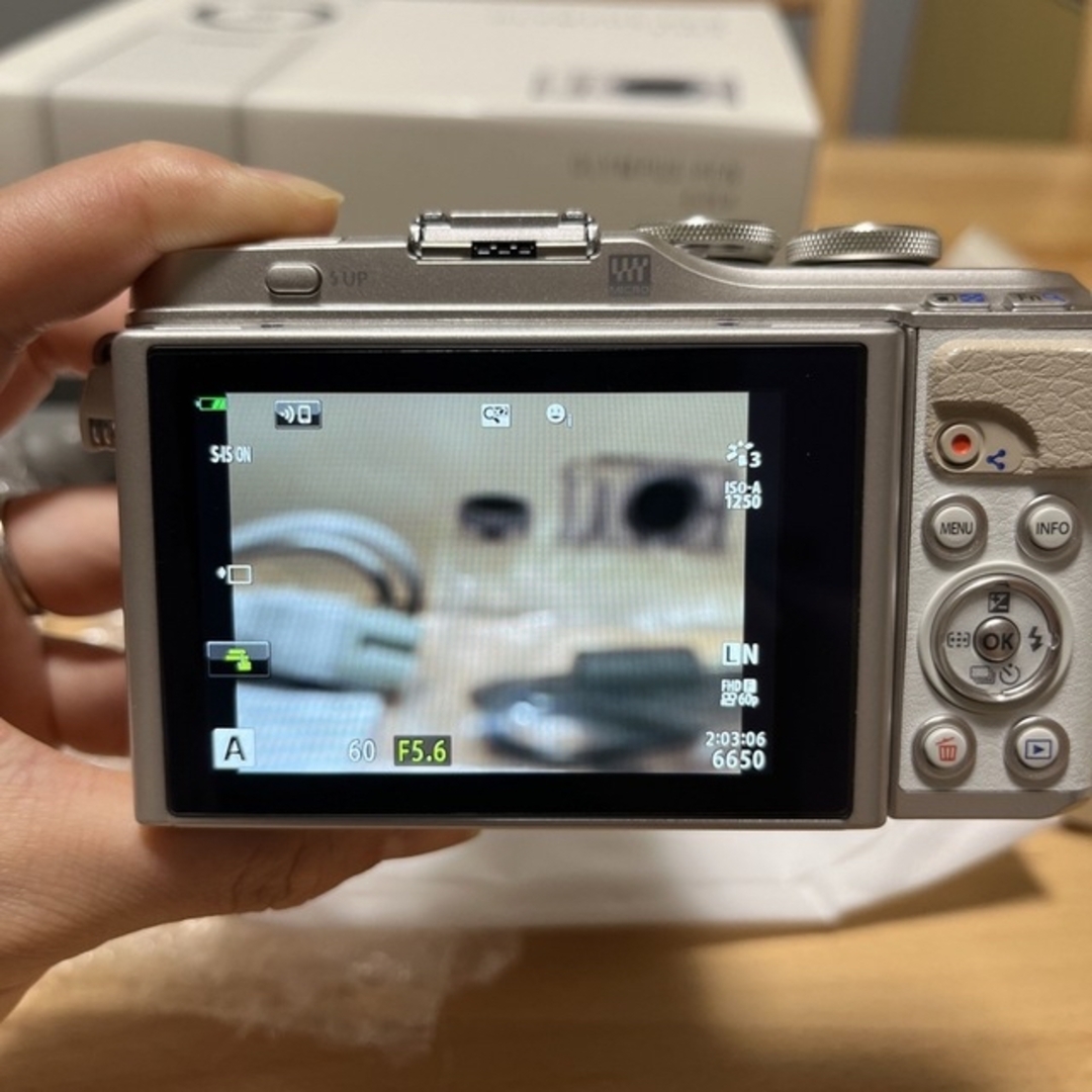 OLYMPUS ミラーレス一眼 E-PL9 14-42 EZ レンズキット WH スマホ/家電/カメラのカメラ(ミラーレス一眼)の商品写真