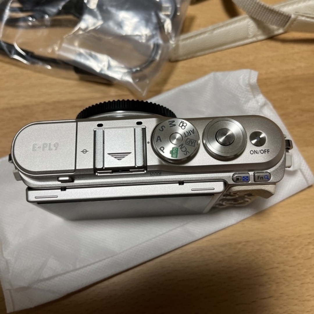 OLYMPUS ミラーレス一眼 E-PL9 14-42 EZ レンズキット WH - ミラーレス一眼