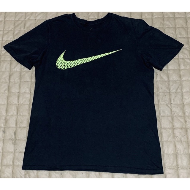 NIKE(ナイキ)のナイキ Tシャツ 黒 日本 L サイズ(US Mサイズ)レディースXL NIKE メンズのトップス(Tシャツ/カットソー(半袖/袖なし))の商品写真