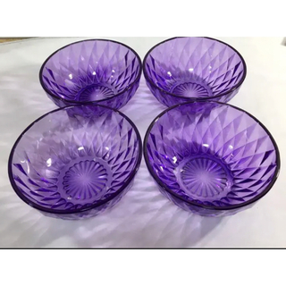 レトロ風　紫色のガラス食器　４枚セット(食器)