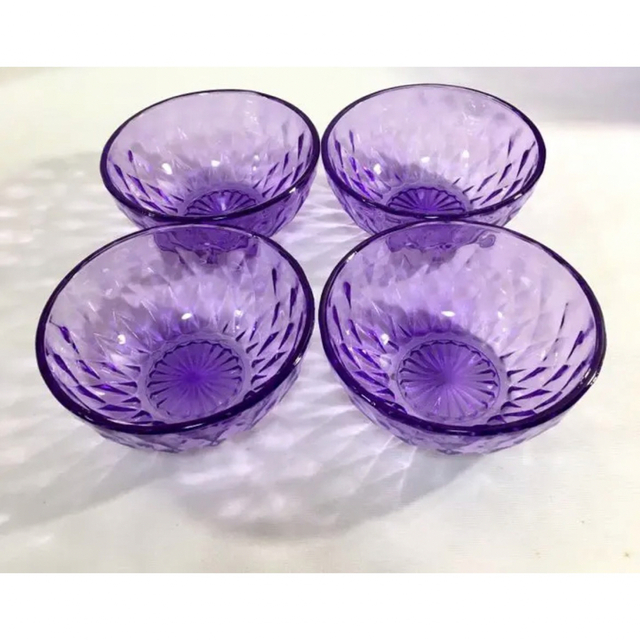 レトロ風　紫色のガラス小食器　４枚セット インテリア/住まい/日用品のキッチン/食器(食器)の商品写真