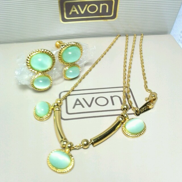 AVON(エイボン)のAVON 刻印イヤリング☆ネックレスセット レディースのアクセサリー(ネックレス)の商品写真