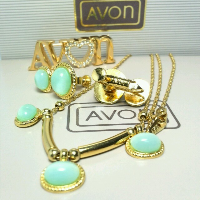 AVON(エイボン)のAVON 刻印イヤリング☆ネックレスセット レディースのアクセサリー(ネックレス)の商品写真