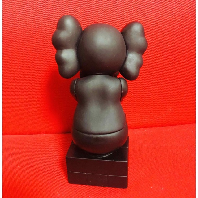 KAWS モチーフ フィギュアの通販 by 翌日発送！ミツバチ's shop ｜ラクマ