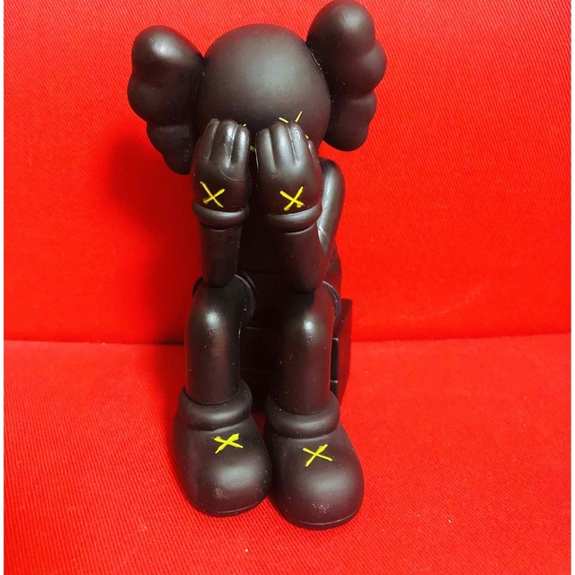 KAWS モチーフ フィギュアの通販 by 翌日発送！ミツバチ's shop ｜ラクマ